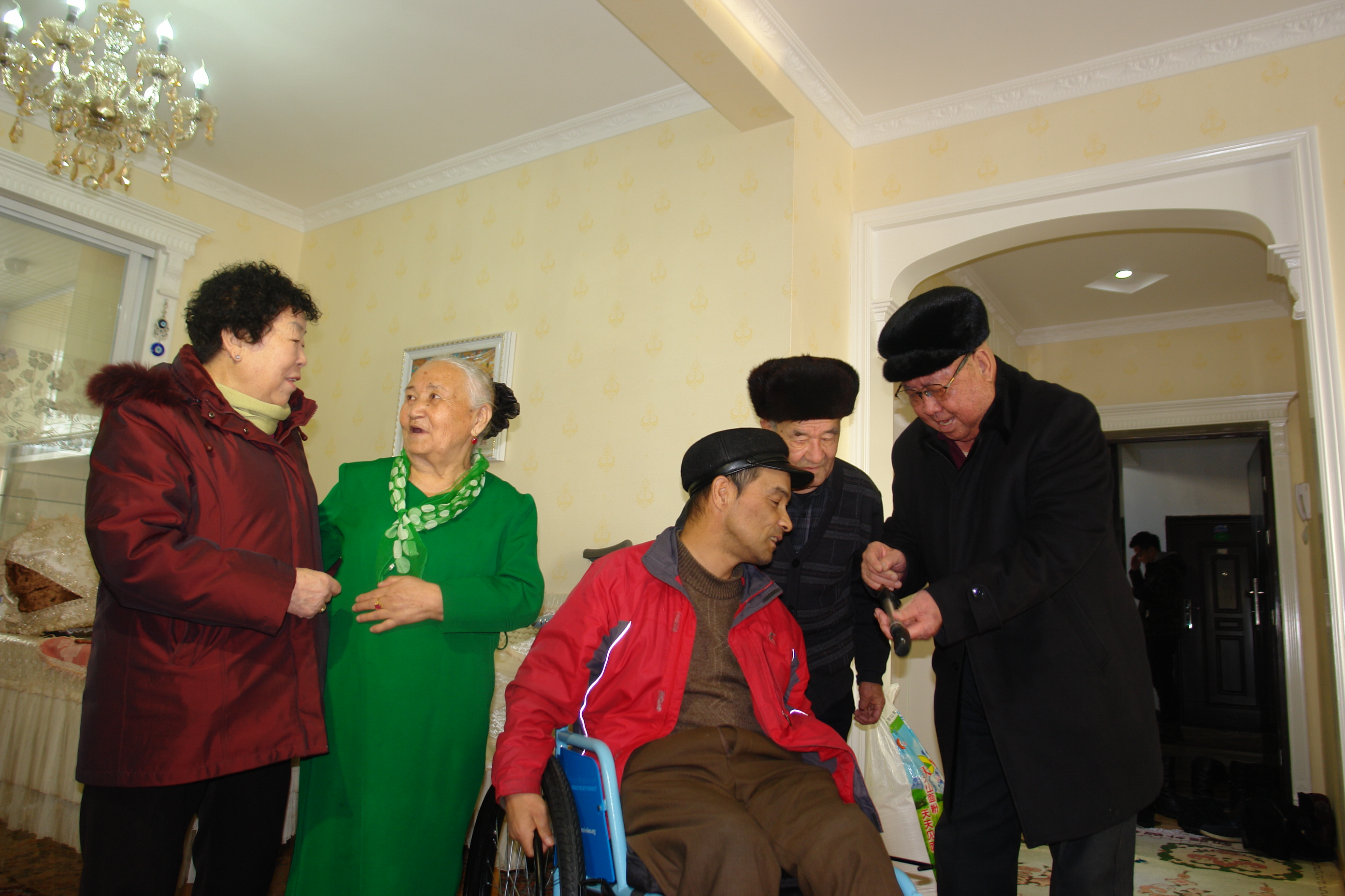04李金昌向阿吉尼莎老人的兒子示范給輪椅充氣.JPG